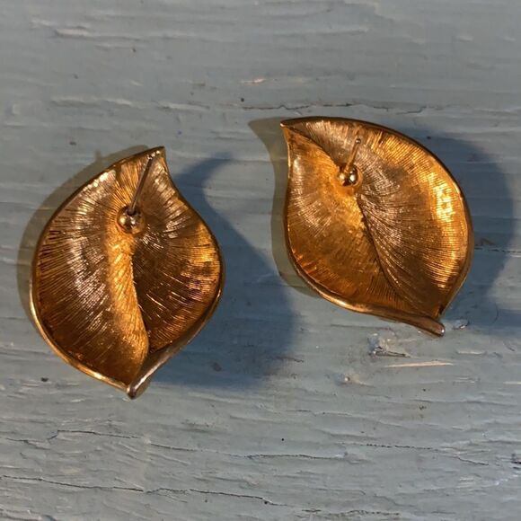 1990s Textured Gold Tone Leaf Women’s Earrings for Pierced Ears - Picture 6 of 8